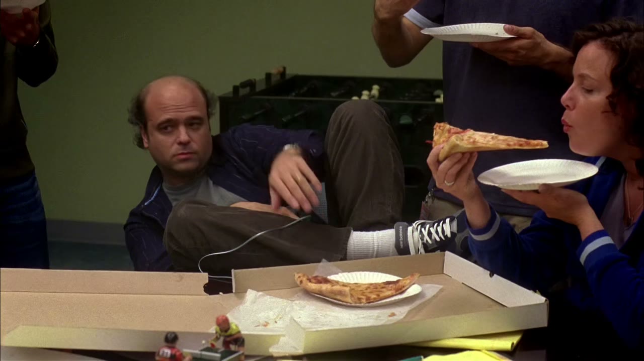 - Hey, they didn't bring any sodas. - I'll call Kenneth.