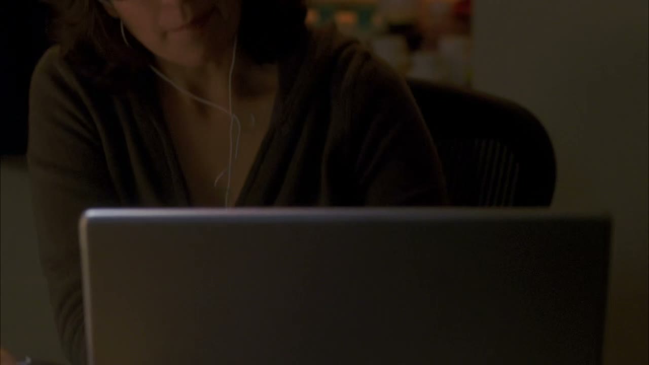 ♪ Betcha he reads, betcha she sews ♪