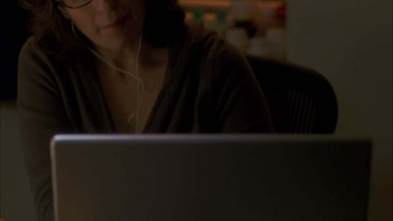 ♪ Betcha he reads, betcha she sews ♪