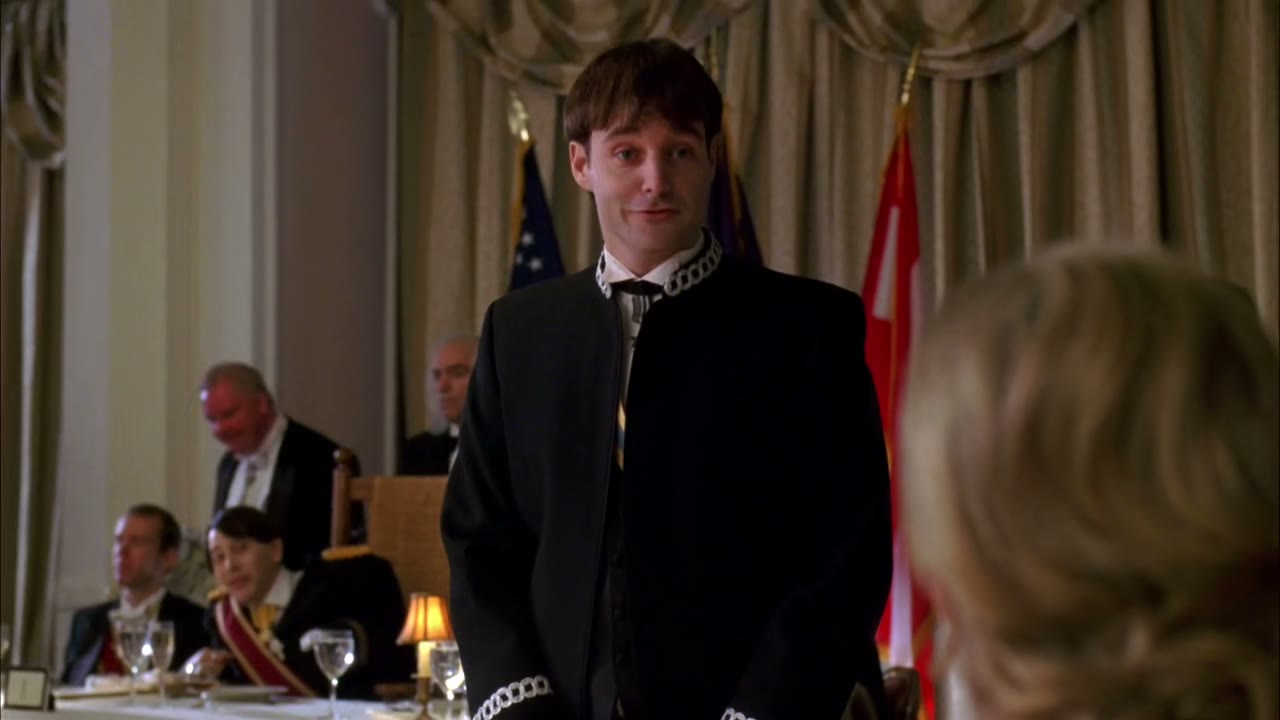 Und invites you to dine next to him.
