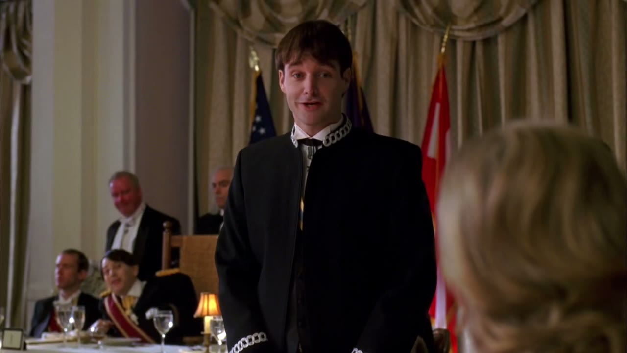 Und invites you to dine next to him.