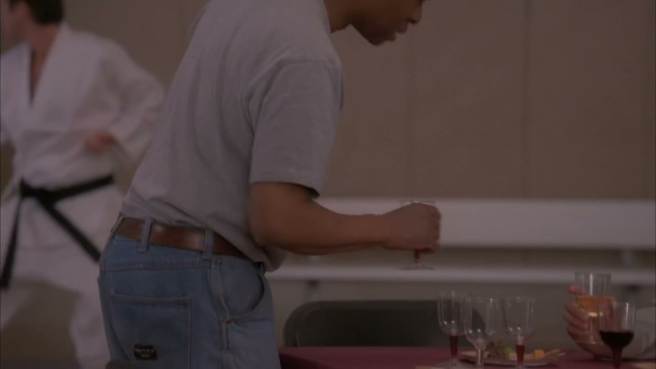T-shirt tucked into jeans?